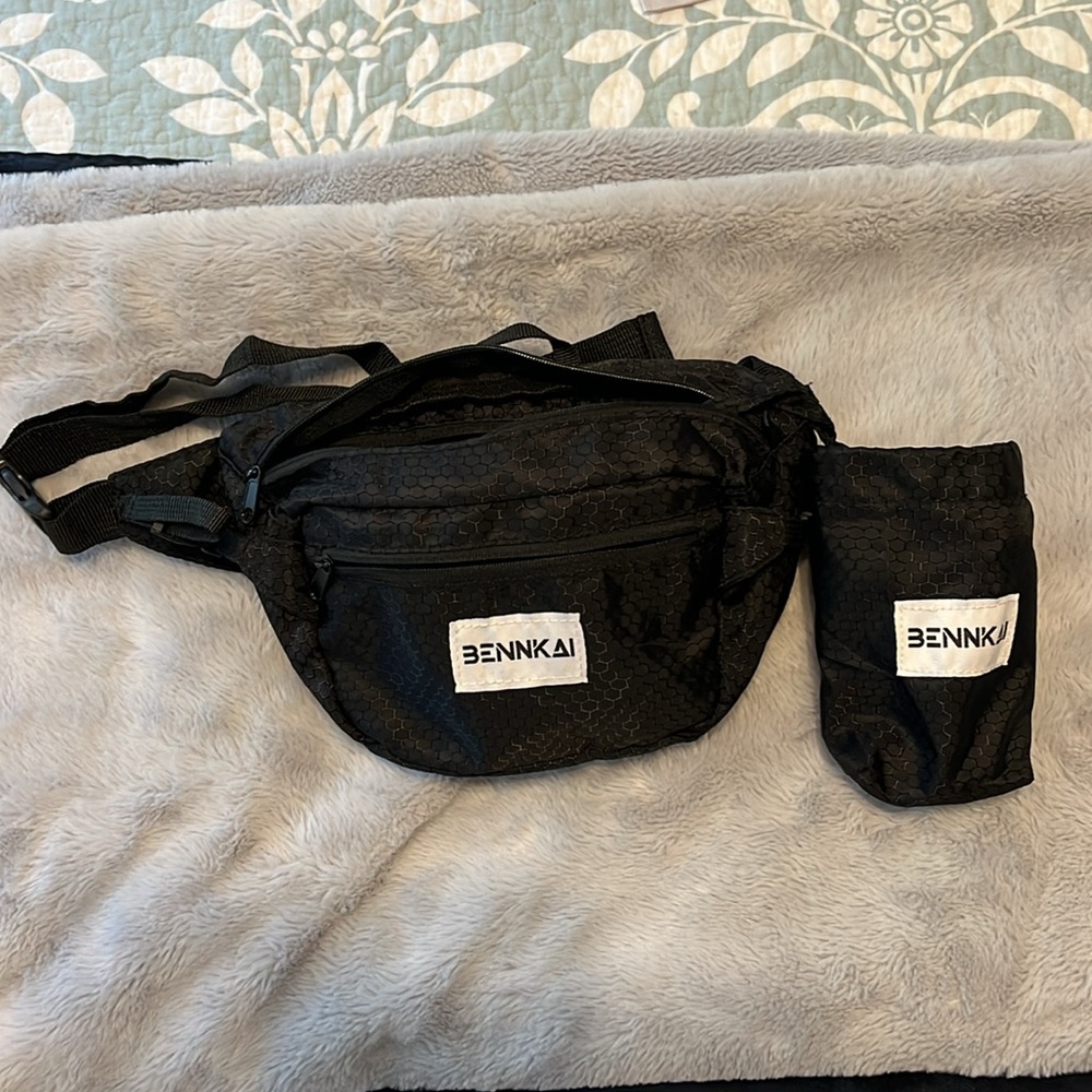 Bennkai belt bag, with 2 pockets and an interior bag.